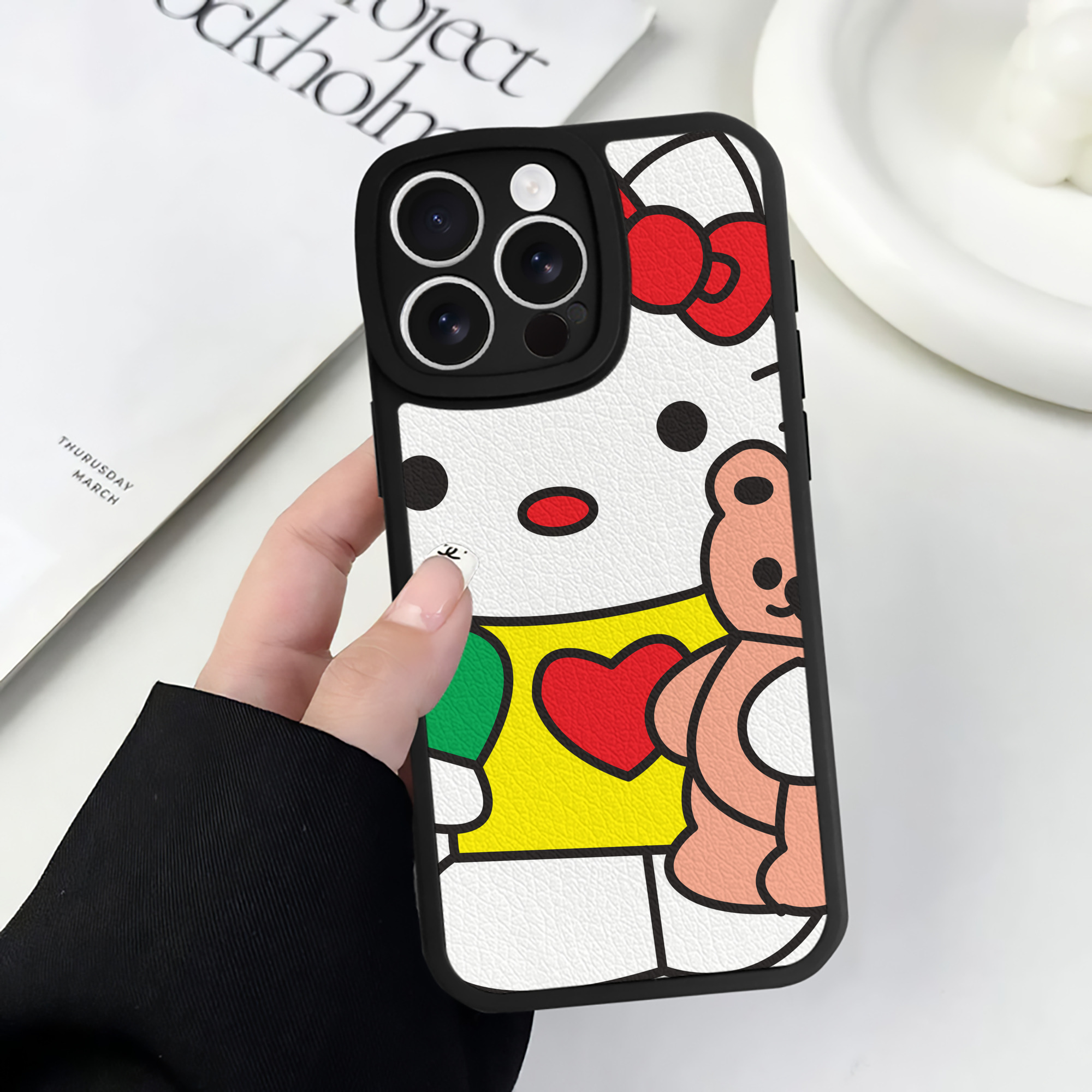 （画像用） Hello Kitty ハローキティ 【iPhone 16シリーズ対応】シリコンスマホケース（レザー調） 材質：シリコン